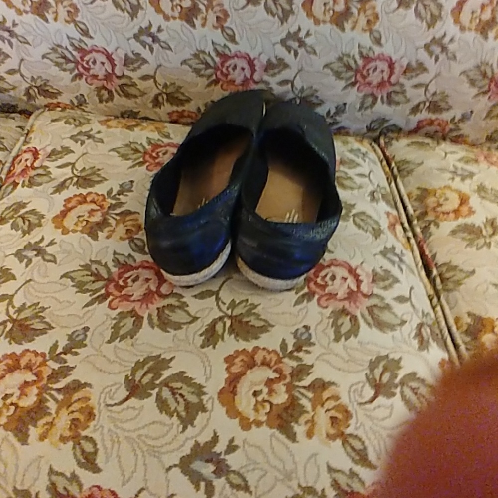 Toms - Picture 2 of 4